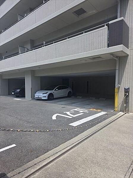 大きな開口部から自然光が差し込む、広く開放的なロビー空間です。