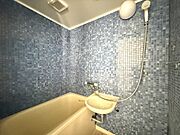モザイクタイル張りの浴室混合水栓シャワーなので使いやすい