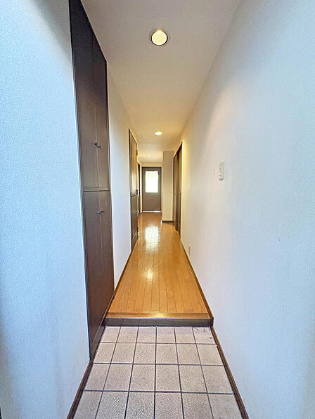 【Entrance】〜リフォーム前写真〜シューズボックスが備わっており、収納をうまく活用することで、玄関内をスッキリと見せてくれます。