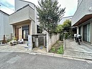 【外観：古家あり】JR中央線・総武線・東京メトロ東西線「中野」駅まで徒歩14分、西武新宿線「沼袋」駅徒歩9分で利用可能な好立地。都会にありながらも周囲は静穏で戸建て住宅が建ち並ぶ落ち着いた街並み。