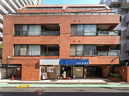 【外観】駅前には「くるる」「ミッテン府中」「武蔵府中ル・シーニュ」など大型商業施設が集まり、日常の買い物や外食に困ることはありません。駅前の商業施設に加え、周辺にはスーパーや飲食店が充実。