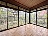 室内：離れ一階洋室からの中庭の眺めです。