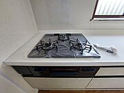 ビルトインタイプのガスコンロは余計な隙間がなく、汚れがたまりにくいです。お手入れ簡単で毎日の料理が快適に行えます。