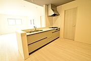 ●収納が豊富なシステムキッチンです♪対面式なのでリビングの状況を確認しながらお料理が楽しめます♪