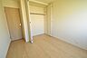 室内：各お部屋には広々クローゼットが併設されております。