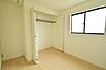子供部屋：4.5帖のお子様部屋。大きな収納庫を完備しています♪