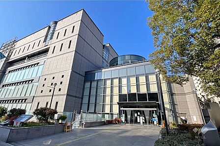 大阪市立中央図書館の外観