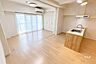 リビング/ダイニング：LDK14帖と洋室6帖（LDK側から）※画像は実際の室内写真・間取り図をもとにCGにて作成した空室イメージです。［2026年9月7日撮影］