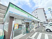ファミリーマート　東大阪西堤店まで300メートル