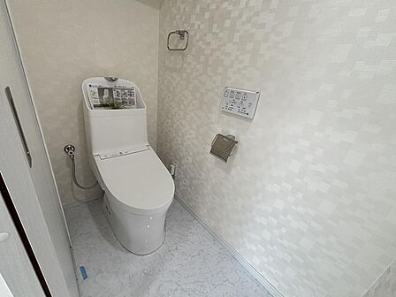 水洗浄便座付きトイレを新規交換設置!お掃除しやすいスッキリとしたデザインで、壁面のさりげないアクセントクロスがおしゃれで清潔感のある空間を演出します。
