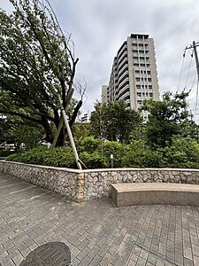 外観：敷地内に豊かで美しい緑が広がる、2018年築・総戸数360戸の堂々たる大規模レジデンス「エアヒルズ藤沢」。綺麗に手入れされた敷地が住まう方を温かく迎えます。   