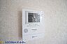 設備：来訪者の様子を室内TVモニターでチェック。対応したくないセールスを断りやすく、子どもに留守番をさせるときも安心。