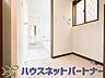室内：毎日使う洗濯機。しっかりと奥行きのある置き場が確保されています。