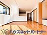 室内：リビングは、食事スペースと寛げる場所設けてもまだ余裕の広さ。明るい光が照らしてくれます。
