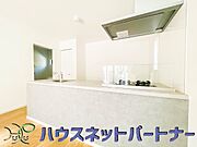 キッチン吊戸棚を無くす事によって、コミュニケーションを重視した設計に致しました。区画によって変わる一体感を、実際にご覧になって頂けましたらと思います。 