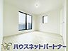 寝室：バルコニーに直接出入りできるお部屋です。ちょっと外の空気を吸いたい時や、ベランダでミニガーデニングなども楽しめそうです。