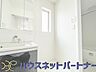 室内：毎日使う洗濯機。しっかりと奥行きのある置き場が確保されています。