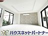 室内：リビングは、食事スペースと寛げる場所設けてもまだ余裕の広さ。明るい光が照らしてくれます。