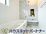 浴室：心地よいバスタイムを演出する浴室はゆとりあるサイズを採用。保温機能付き、汚れをはじく有機ガラス系の新素材を採用した浴室。美しく機能的な設備を採用。