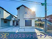 堂々たる趣ながら、主張し過ぎずどこか余裕を感じさせるシャープなフォルムで佇む邸宅は、晴天の空と照らし合わせる事で、本来あるべき完成形の姿を見せてくれます。