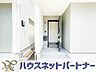 玄関：上質感漂う玄関へのアプローチ。居住者の帰り、訪れる方を優しく迎える・安らぎに満ちた生活空間を予感させる。健やかな暮らしを楽しめそう。