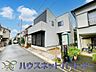 玄関：上質感漂う玄関へのアプローチ。居住者の帰り、訪れる方を優しく迎える・安らぎに満ちた生活空間を予感させる。健やかな暮らしを楽しめそう。