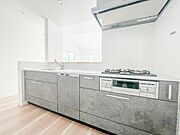 三口コンロで料理の幅を拡げてくれる使いやすいシステムキッチンを採用。洗い場も大きいので野菜や食器を洗ったりする際にも捗り、奥様の強い味方となってくれるはずです。