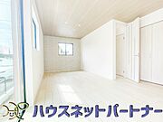 リビングは、食事スペースと寛げる場所設けてもまだ余裕の広さ。明るい光が照らしてくれます。
