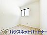 子供部屋：明るい窓のあるお部屋は子供部屋にぴったり。可愛い家具で素敵なお部屋に。