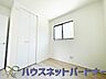 収納：壁面クローゼットのメリットは、衣類が横一列に並ぶためひと目で洋服が選びやすいこと。衣類をたくさんお持ちの方も、限られたスペース内に無理なく収納することができます。