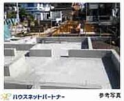 基礎に「鉄筋コンクリートベタ基礎」を標準採用。ベース部分には13ｍｍの鉄筋を200ｍｍピッチで碁盤目状に配筋し、コンクリートを流し込んで造ります。ベタ基礎は地面全体を基礎で覆うため、建物の加重を分散し
