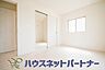 寝室：バルコニーに直接出入りできるお部屋です。ちょっと外の空気を吸いたい時や、ベランダでミニガーデニングなども楽しめそうです。