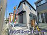 外観：街に溶け合う美しい景観と、採光や風通しを考えて設計された間取り。近隣の視線を考え調整した窓位置など、外観だけでなく、住まうご家族の心地よさを最優先しました。