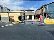 季節感を演出する多彩な樹木と豊かな彩りが重なり、四季折々の変化を楽しめる心地よい場所となることでしょう。時間の経過と共に味わいが出る素敵な空間へ。 