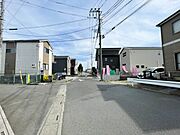 前面道路の日当たりの良い明るいお家。