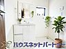 洗面：大きく見やすい三面鏡で清潔感ある洗面台は、身だしなみチェックや肌のお手入れに最適です。何かと物が増える場所だからこそ、スッキリと見映えの良い空間に拵えました。