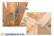 構造材をつなぎとめる接合部には「耐震金物」を採用。  