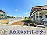 外観：開放的な立地、隣地との空間周辺建物も綺麗で住みやすい