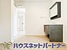 室内：洗面室のある脱衣所は広々。脱いだお洋服をそのままお洗濯。