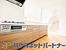 キッチン：三口コンロで料理の幅を拡げてくれる使いやすいシステムキッチンを採用。洗い場も大きいので野菜や食器を洗ったりする際にも捗り、奥様の強い味方となってくれるはずです。