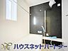 浴室：心地よいバスタイムを演出する浴室はゆとりあるサイズを採用。保温機能付き、汚れをはじく有機ガラス系の新素材を採用した浴室。美しく機能的な設備を採用。