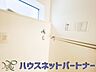 室内：毎日使う洗濯機。しっかりと奥行きのある置き場が確保されています。