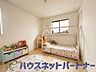 子供部屋：陽光が降り注ぐ明るく開放的な空間が魅力的。※家具はイメージです