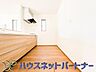 キッチン：カウンターキッチンは広くて収納力もあるので、快適に料理をすることができます。食器や炊事用具を手の届くところに配置しやすいため調理もスピーディーです。