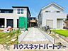 外観：街に溶け合う美しい景観と、採光や風通しを考えて設計された間取り。近隣の視線を考え調整した窓位置など、外観だけでなく、住まうご家族の心地よさを最優先しました。