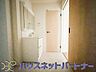 室内：毎日使う洗濯機。しっかりと奥行きのある置き場が確保されています。