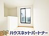 洋室：陽当たりの良い窓からは、清清しい風を室内に送り込んでくれます。快適な生活を楽しめます。