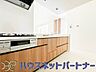キッチン：明るい自然光が入る作業スペースを多くとった壁付けキッチン採用。夫婦揃ってキッチンに立っても調理がしやすく、家事をしながら会話も弾みます。食器類もすっきりと片付く収納力。
