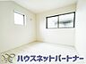 洋室：独立性を高めたお部屋。たっぷりの収納も配備しており、片付いた空間を現実出来そう。陽光も降り注ぐ明るく開放的な空間が魅力的。