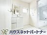 室内：毎日使う洗濯機。しっかりと奥行きのある置き場が確保されています。